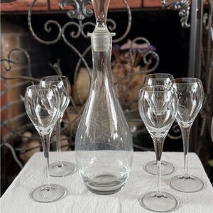 Elegant Glass Wine Decanter and Wine Glass Set